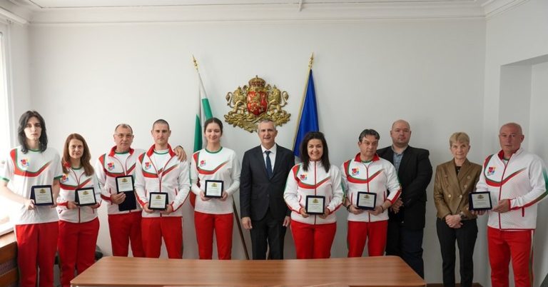 Спортният министър награди медалистите от Европейското първенство по стрелба с лък Спортният министър награди медалистите от Европейското първенство по стрелба с лък