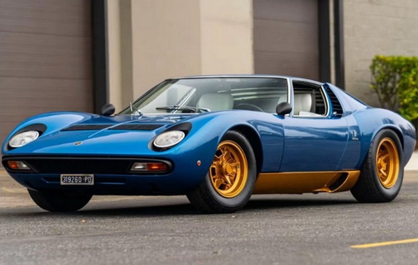 Реставрирано Lamborghini Miura SV в уникален цвят Tahiti Blue отива на търг