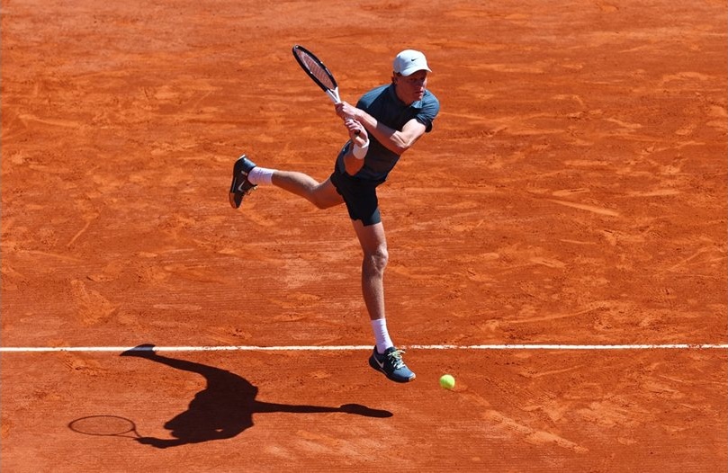 Яник Синер спря серията си от сетове, но продължава към четвъртфиналите в Монте Карло