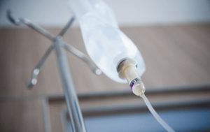 Опасни венозни вливания в козметични центрове: Хора без образование застрашават здравето на пациентите