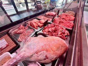 Производители от Добричко: Липса на пазар за агнета и висока спекула при яйцата преди Великден