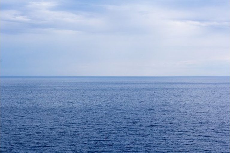 Украйна порази две руски нефтени платформи на Лукойл в Каспийско море Украйна порази две руски нефтени платформи на Лукойл в Каспийско море