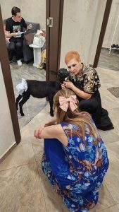 Козата Нора: Спасената любимка на Мая Нешкова спи на диван и се вози в джип