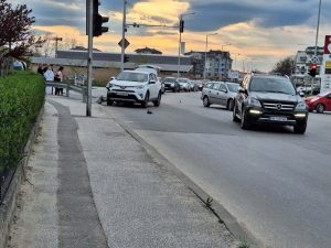 Инцидент на Пещерско шосе: Кола се заби в мантинелата, движението в Пловдив е затруднено