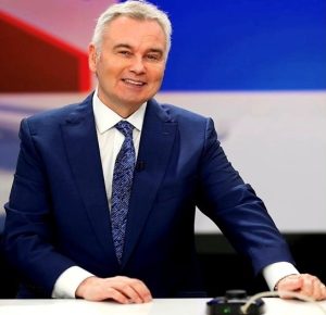 Известният британски тв водещ Иймън Холмс е приет в болница след инсулт