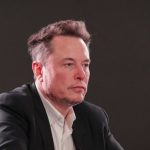 Спад в акциите на Tesla за осма поредна седмица: Компанията залага на роботи и нови модели