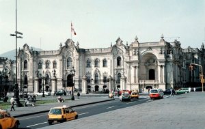 В Перу избират девети президент за десет години на фона на тежка криза в сигурността