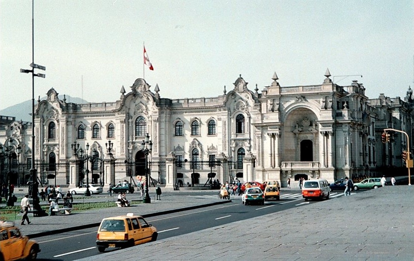 В Перу избират девети президент за десет години на фона на тежка криза в сигурността