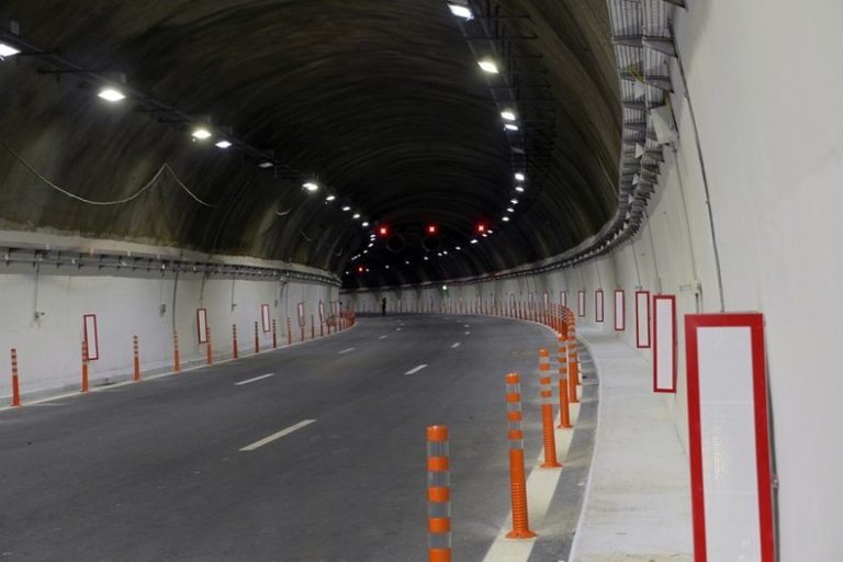 Движението през тунел Витиня на АМ Хемус е затруднено заради аварирал камион