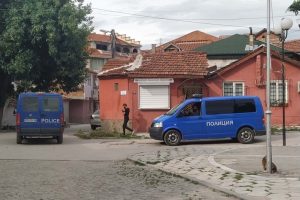 Пловдивчанин залепи предизборни плакати на прозорците си, РИК отхвърли сигнала на МВР