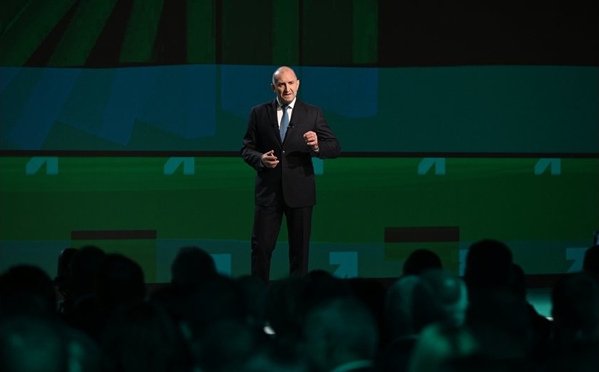 Радев е фаворит по дарения, втори са ДПС на Пеевски, срив в парите за ПП-ДБ