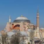 Двама гърци са арестувани за издигане на гръцко знаме с византийския орел в „Света София“