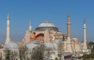 Двама гърци са арестувани за издигане на гръцко знаме с византийския орел в „Света София“