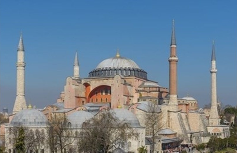 Двама гърци са арестувани за издигане на гръцко знаме с византийския орел в „Света София“