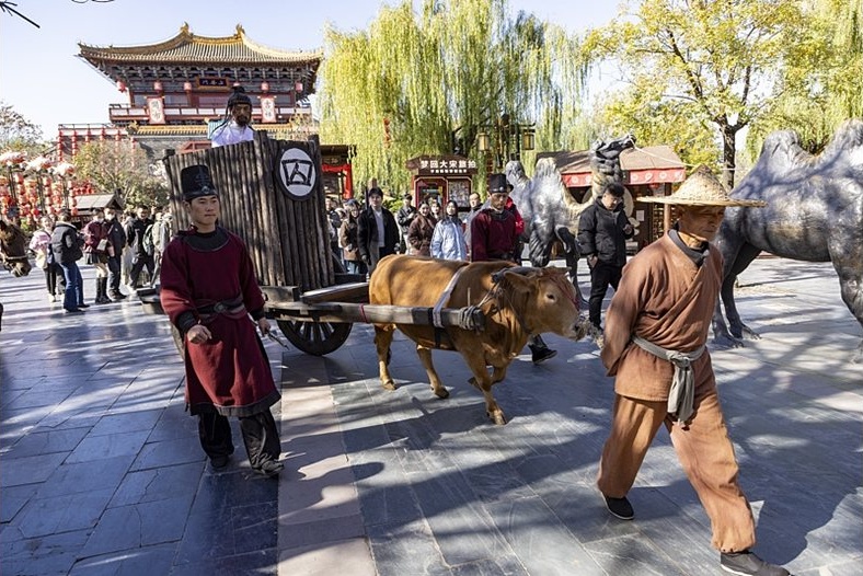Младите китайци се стичат в тематични паркове, за да се потопят в древната култура