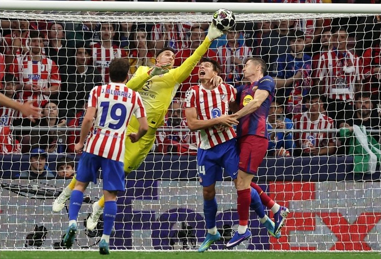 Жоан Лапорта обяви нова жалба на "Барселона" срещу съдийството в Шампионската лига