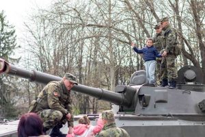Елитни военни от Стрямската бригада показаха на деца модерни системи за защита от дронове