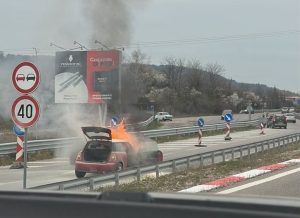 Разследват пожар на два автомобила в село Драгичево