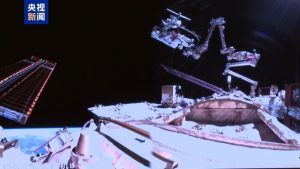 Екипажът на „Шънджоу-21“ успешно завърши третата си извънкорпусна дейност