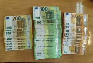 Полицията в Шуменско откри тетрадка със списъци и 1950 евро в Смядово