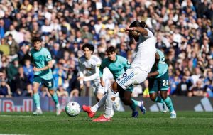 "Лийдс" с решителна стъпка към спасението, Груев влезе от пейката