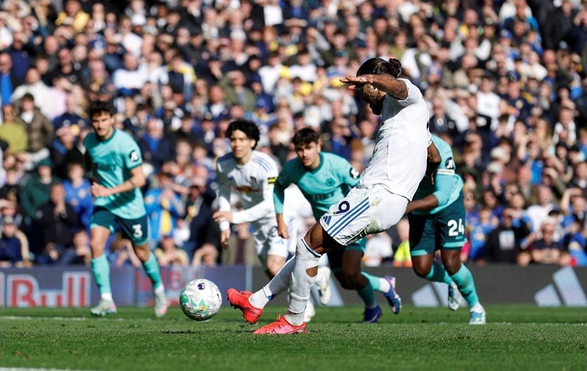 "Лийдс" с решителна стъпка към спасението, Груев влезе от пейката