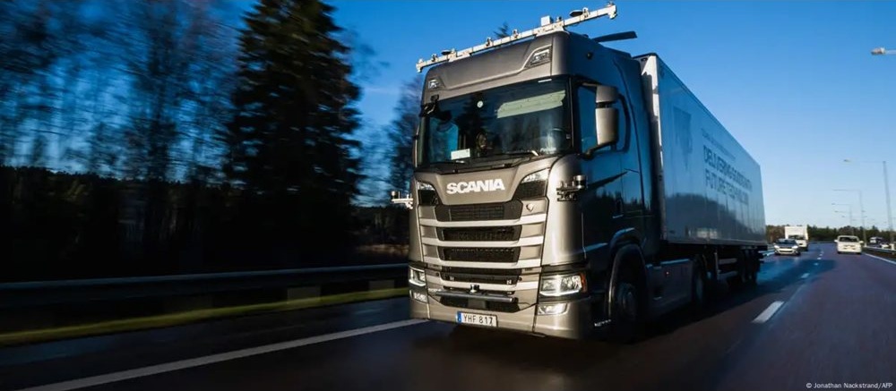 Аварирал камион и преобърнат тир блокираха движението по АМ „Хемус“ при км 35