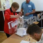 В София използват линийки за сгъване на бюлетини в изборните урни