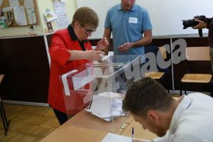 В София използват линийки за сгъване на бюлетини в изборните урни