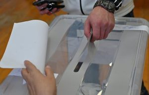 В Цариброд се образуваха опашки за гласуване, българи пристигат от границата