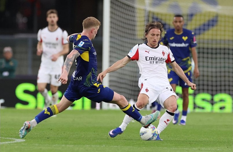 "Милан" се върна на второто място в Италия след победа над "Верона"