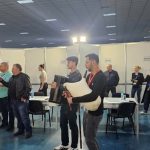 Гайдар и акордеонист посрещат изборните книжа в Пловдивска област с хоро