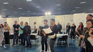 Гайдар и акордеонист посрещат изборните книжа в Пловдивска област с хоро