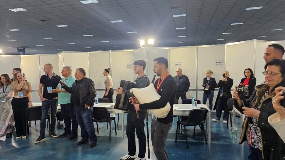 Гайдар и акордеонист посрещат изборните книжа в Пловдивска област с хоро