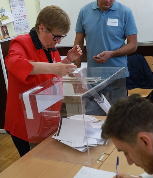 Стотици от СИК се скатаха, едва 1% от машините с дефект (Обзор)