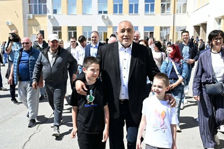 ГЕРБ след най-ниския си резултат: Да спечелиш изборите е едно, да управляваш - съвсем друго ГЕРБ след най-ниския си резултат: Да спечелиш изборите е едно, да управляваш - съвсем друго