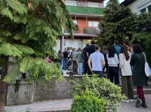 Напрежение и съмнения за нарушения в Цариброд: Гласуване по тъмно и сигнали до полицията