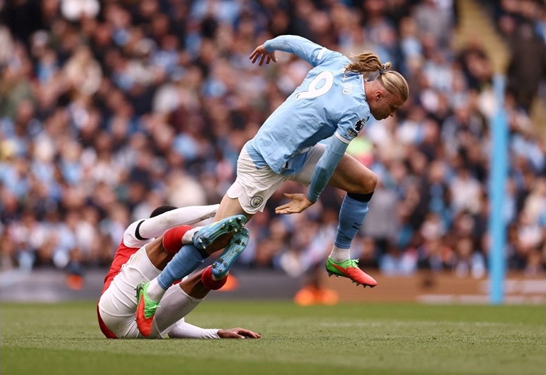 Бернардо Силва за Ерлинг Холанд: Той се бори като животно на терена