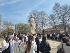 Ученици от Добрич почетоха героите с „Караул на паметта“ пред пет паметника