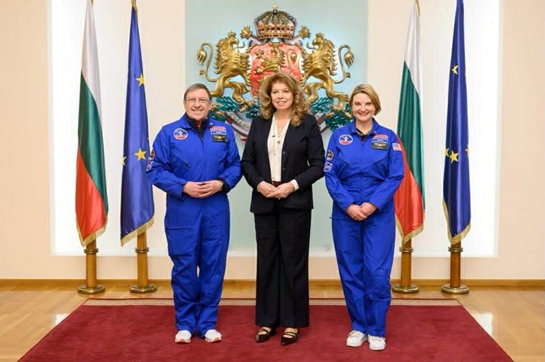 Президентът Илияна Йотова прие първите българи с отличие от космическата програма на NASA