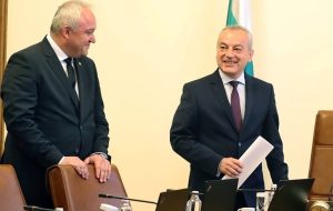 Гълъб Донев прекъсва серията жени начело на парламента?