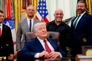 Не слушайте думите на Тръмп: Следете стратегията за иранския колапс