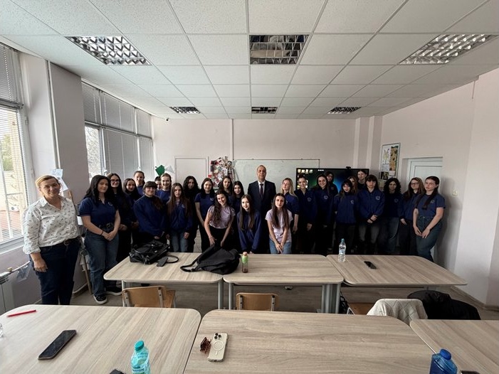 Шефът на Окръжен съд-Пазарджик съдия Красимир Комсалов с лекция за трафика на хора пред гимназисти