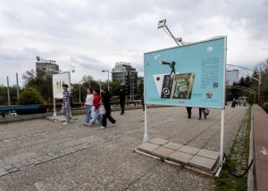 Списание „Космос“ вдъхнови изложба на Моста на влюбените и полетя в орбита