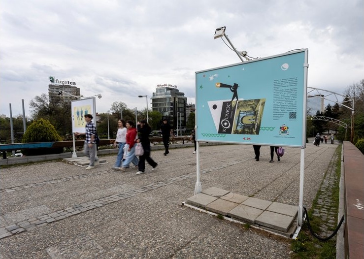 Списание „Космос“ вдъхнови изложба на Моста на влюбените и полетя в орбита