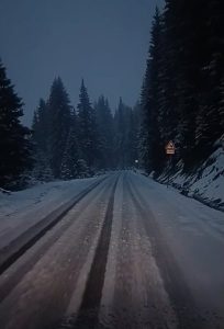 Априлски сняг покри проходите "Превала" и "Пампорово": Оранжев код и зимни условия в Родопите