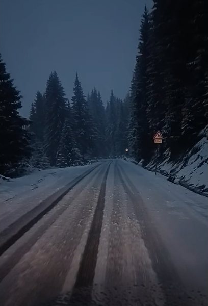 Априлски сняг покри проходите "Превала" и "Пампорово": Оранжев код и зимни условия в Родопите