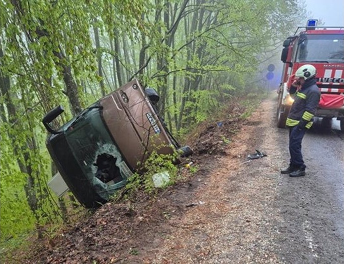 Задържаха двамата шофьори на обърнатия украински автобус край Малко Търново, две жертви остават под машината