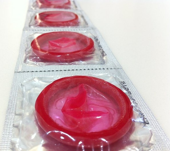 Най-големият производител на презервативи в света вдига цените с 30% заради войната в Иран