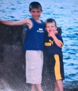 Фотозагадка: Кой е актьорът от сериала „Мамник“, запечатан на снимка с брат си като дете?